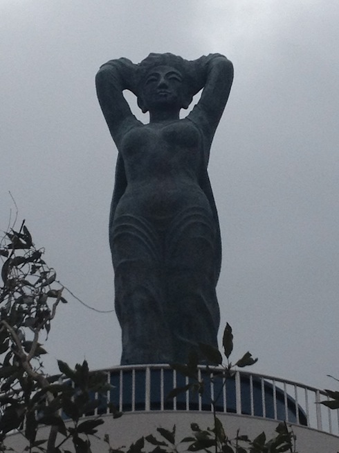 魚見台公園の展望台。乙女の像